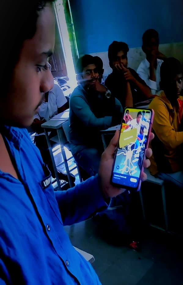 A student showing the AR app to classmates
